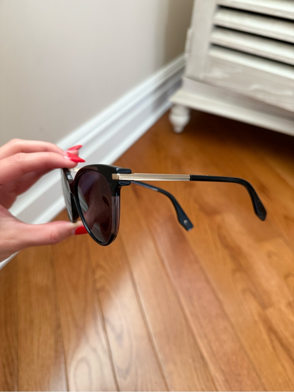 Marc Jacobs Black Cat-Eye Women's Sunglasses with Gold Temples - Picture 4 of 6